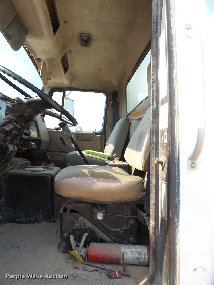 image for item EN9617 1990 International 8100 tank truck