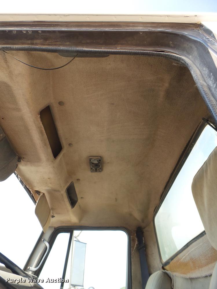 image for item EN9617 1990 International 8100 tank truck