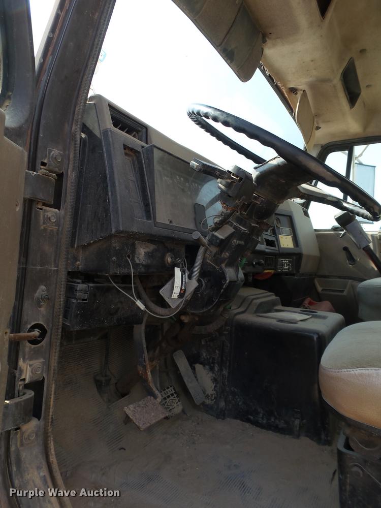 image for item EN9617 1990 International 8100 tank truck