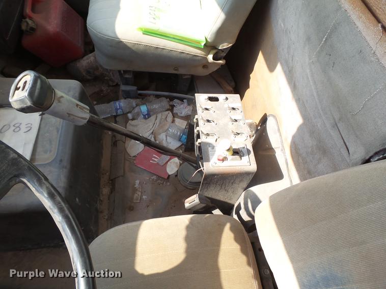 image for item EN9617 1990 International 8100 tank truck