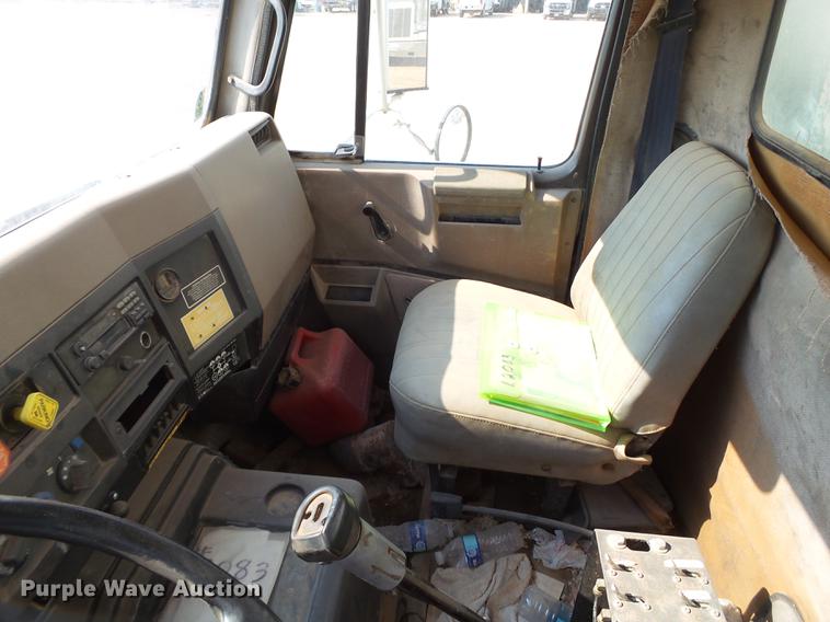 image for item EN9617 1990 International 8100 tank truck