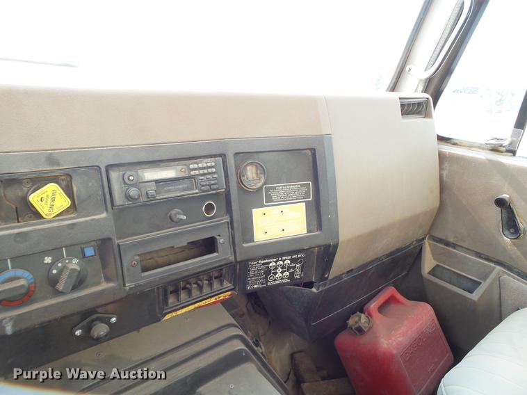 image for item EN9617 1990 International 8100 tank truck