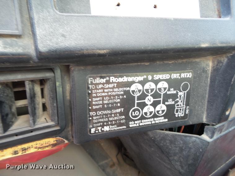 image for item EN9617 1990 International 8100 tank truck