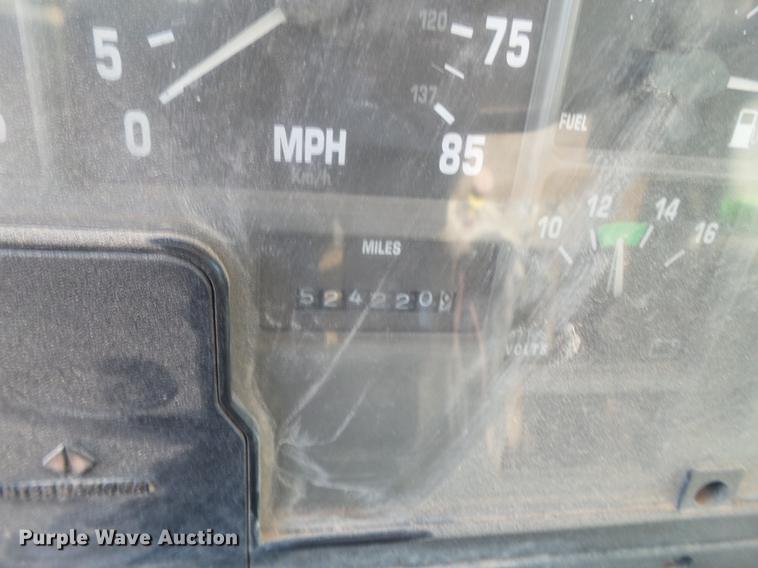 image for item EN9617 1990 International 8100 tank truck