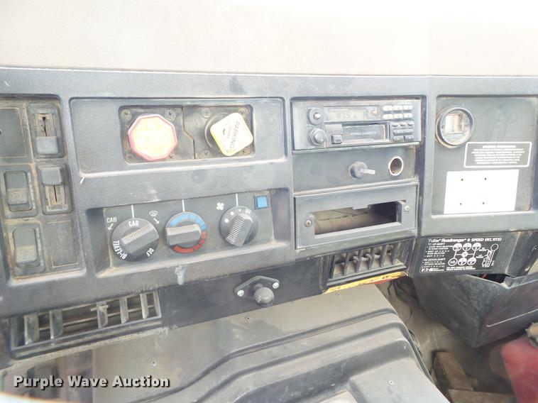image for item EN9617 1990 International 8100 tank truck