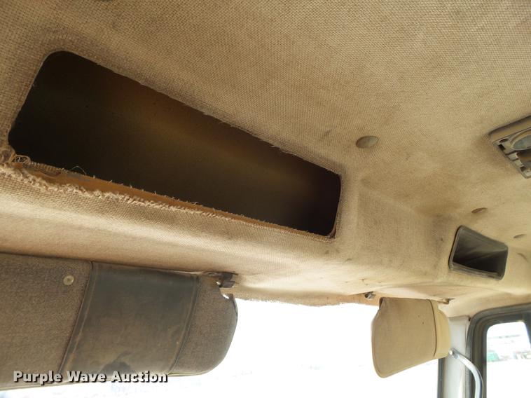 image for item EN9617 1990 International 8100 tank truck