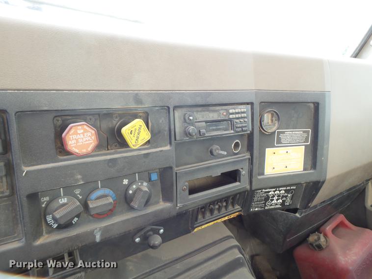 image for item EN9617 1990 International 8100 tank truck