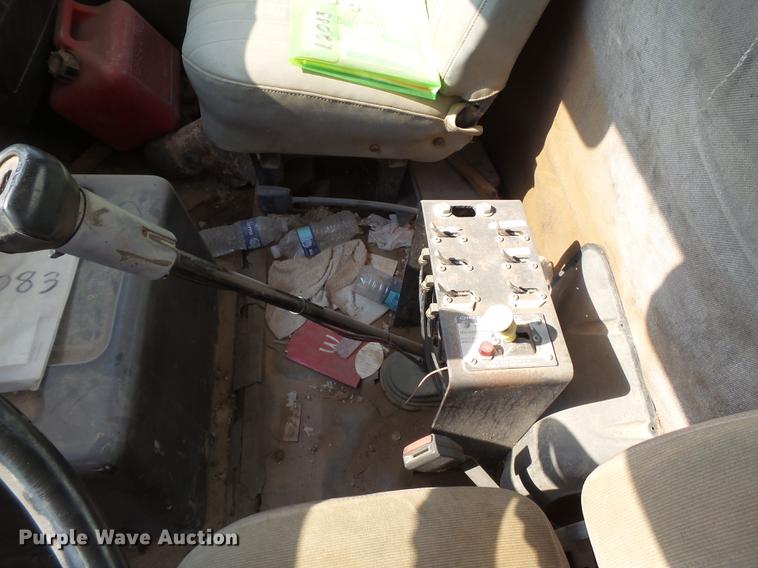 image for item EN9617 1990 International 8100 tank truck