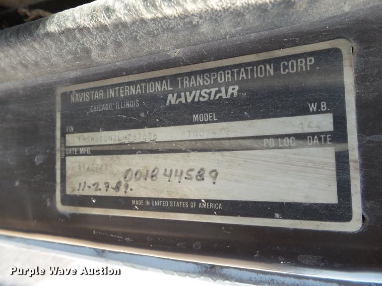 image for item EN9617 1990 International 8100 tank truck