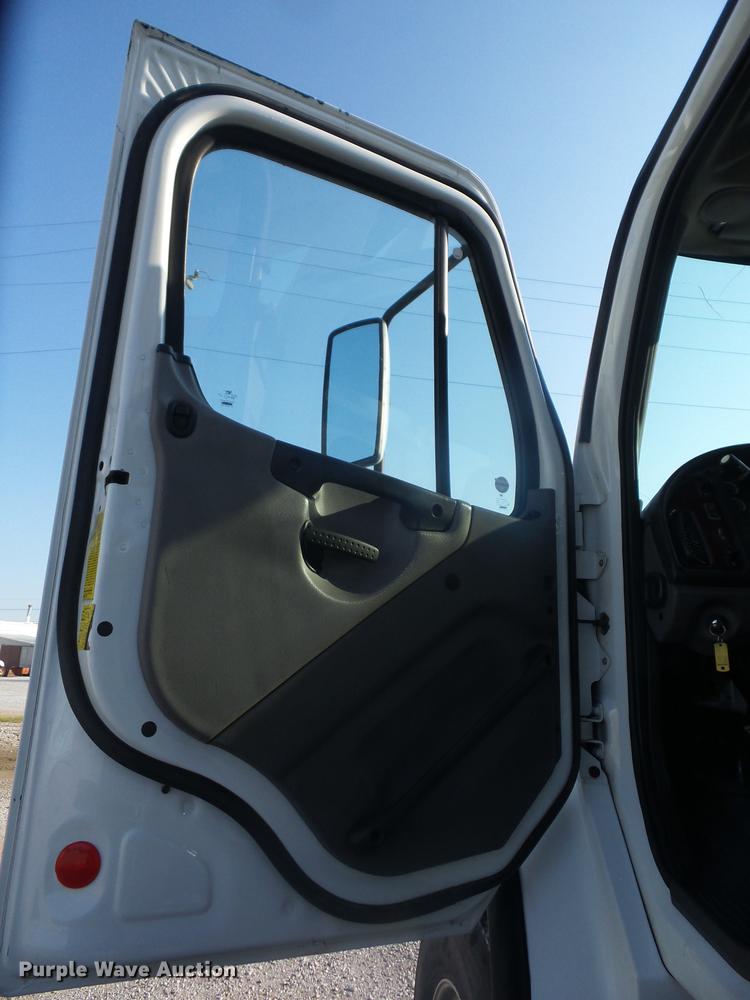 image for item K6263 2007 Freightliner Business Class M2 crane truck