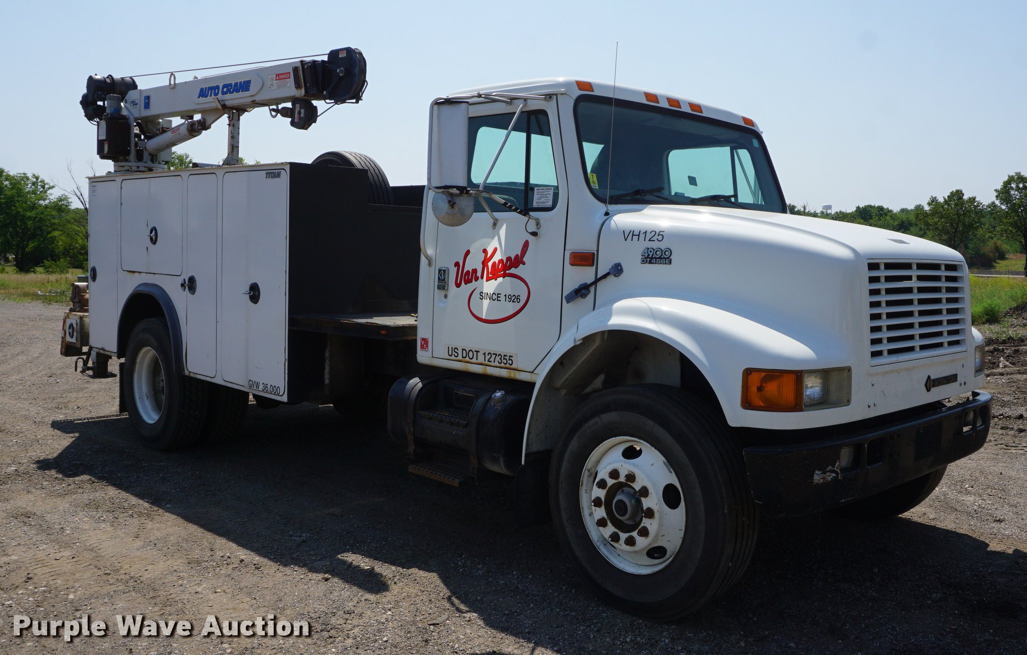 ... International 4900 service truck Full size in new window ...