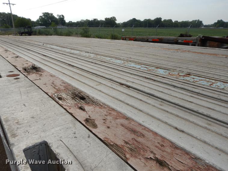 image for item DB8252 1997 Wilson CF900 flatbed trailer