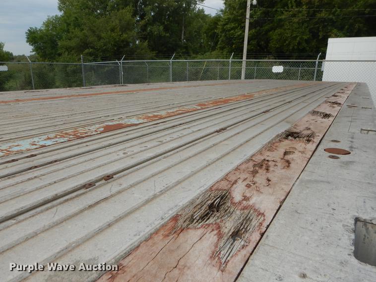 image for item DB8252 1997 Wilson CF900 flatbed trailer