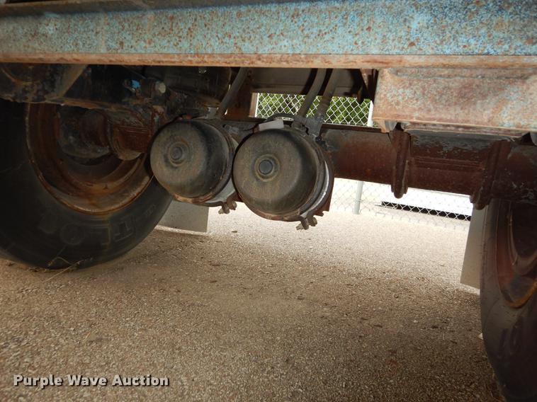 image for item DB8252 1997 Wilson CF900 flatbed trailer