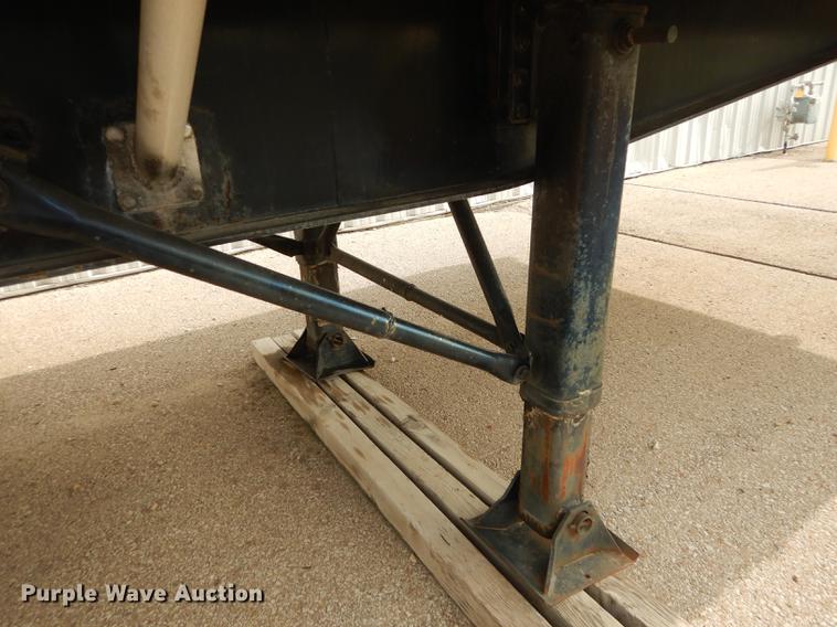 image for item DB8252 1997 Wilson CF900 flatbed trailer