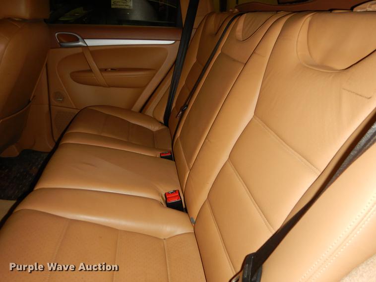 image for item DB8256 2004 Porsche Cayenne S SUV