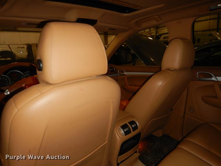 image for item DB8256 2004 Porsche Cayenne S SUV