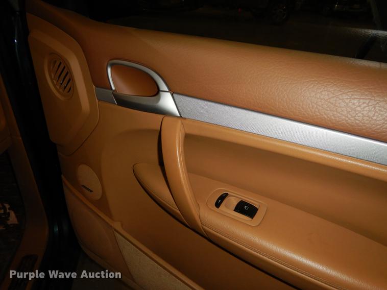 image for item DB8256 2004 Porsche Cayenne S SUV