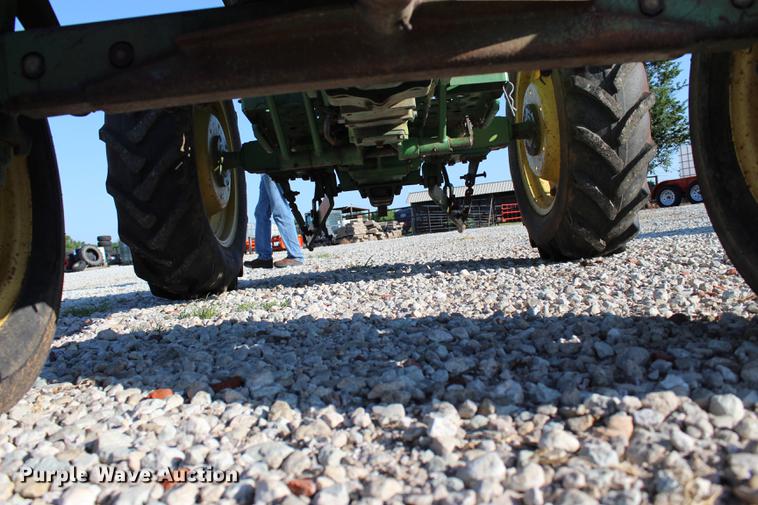 image for item BE9321 John Deere 850 tractor