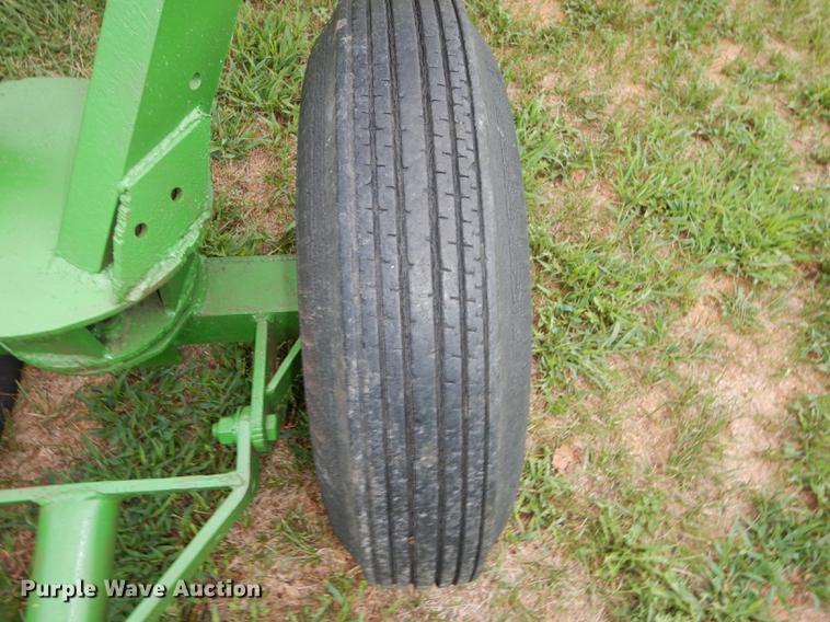image for item DB8293 John Deere LR25 hay rake