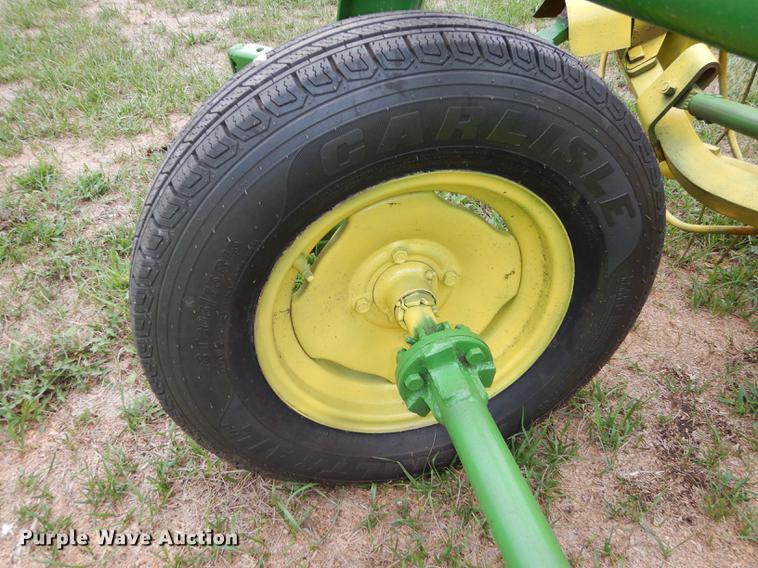 image for item DB8293 John Deere LR25 hay rake