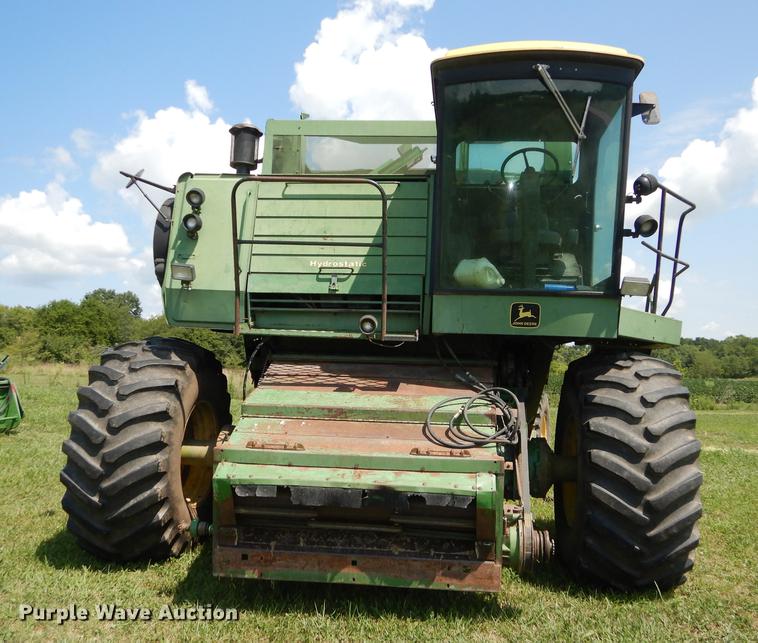 image for item DB8327 1980 John Deere 8820 combine