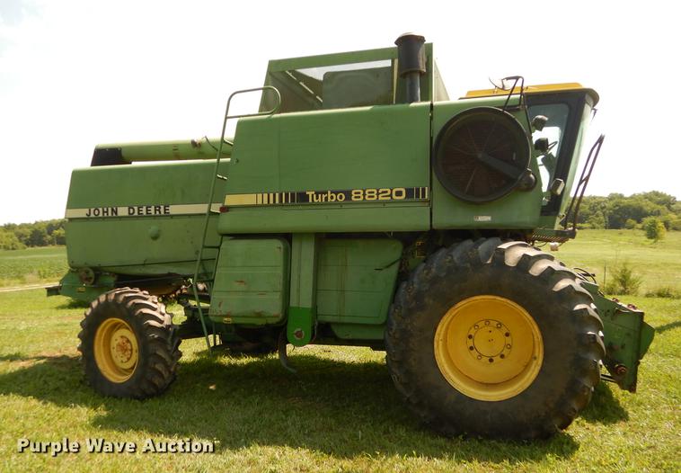 image for item DB8327 1980 John Deere 8820 combine