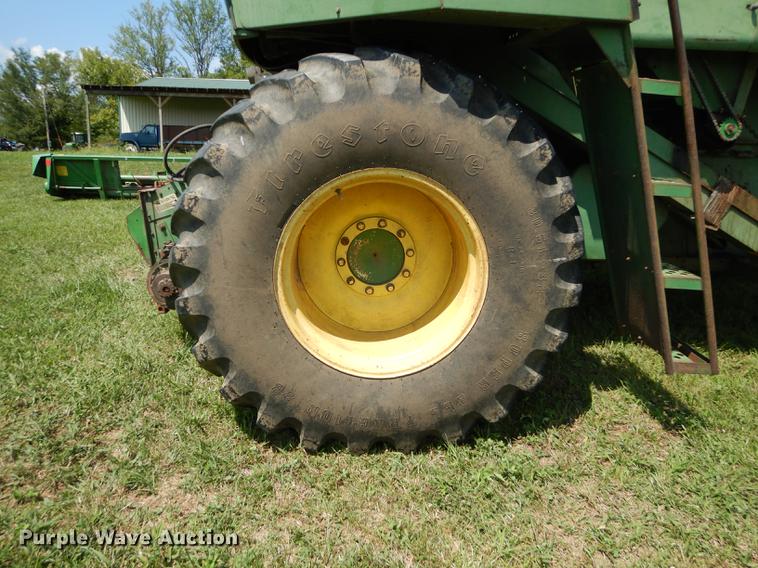 image for item DB8327 1980 John Deere 8820 combine