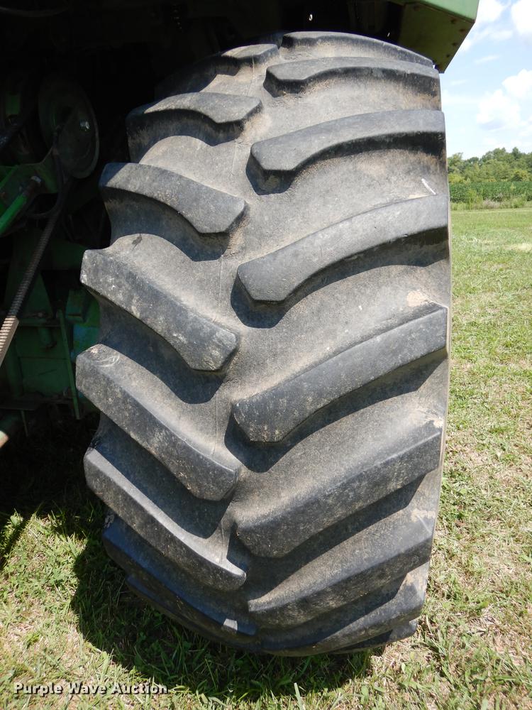 image for item DB8327 1980 John Deere 8820 combine