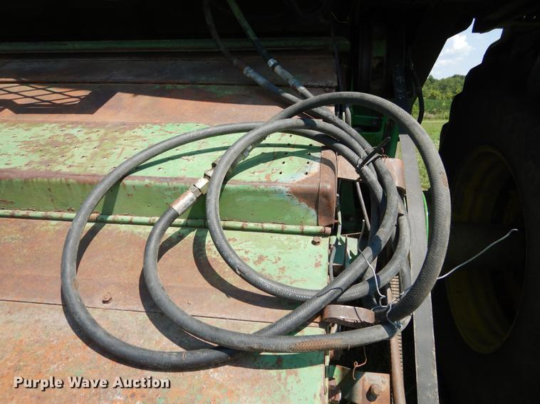 image for item DB8327 1980 John Deere 8820 combine