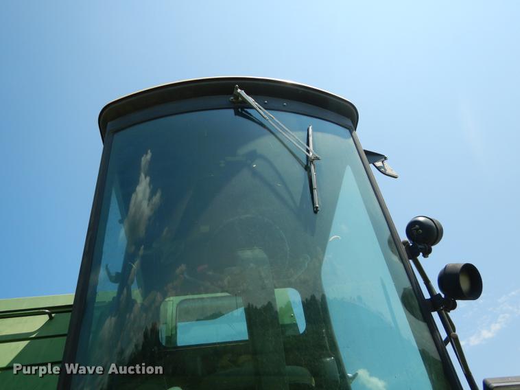 image for item DB8327 1980 John Deere 8820 combine