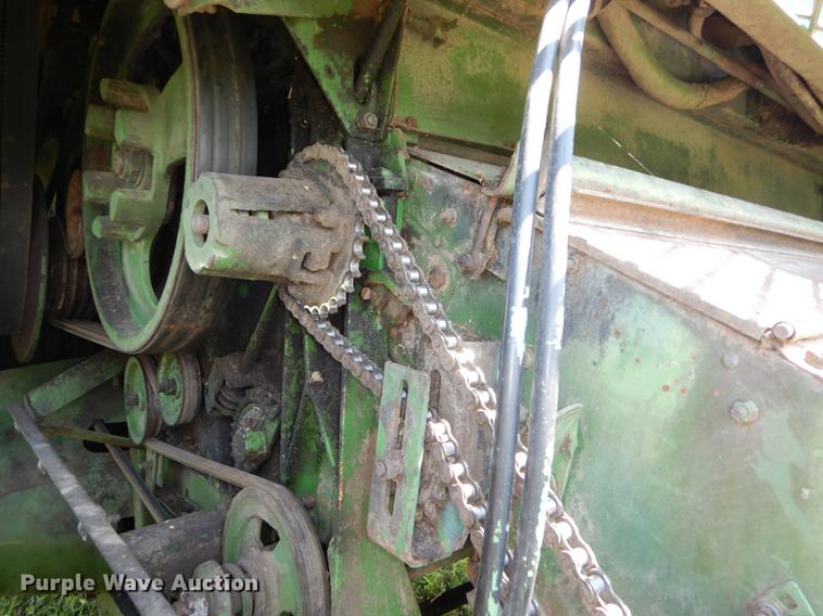 image for item DB8327 1980 John Deere 8820 combine