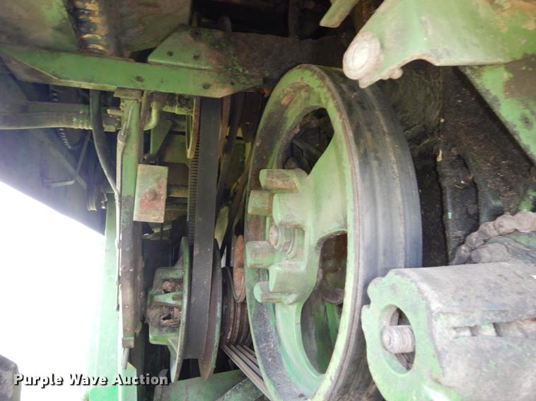 image for item DB8327 1980 John Deere 8820 combine