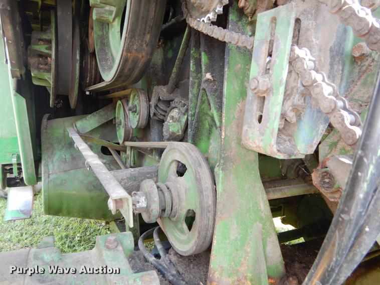 image for item DB8327 1980 John Deere 8820 combine