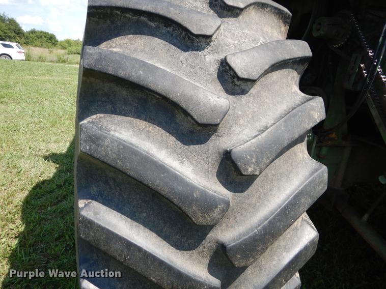 image for item DB8327 1980 John Deere 8820 combine