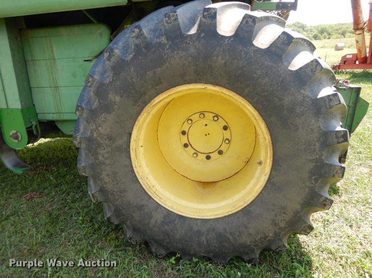 image for item DB8327 1980 John Deere 8820 combine