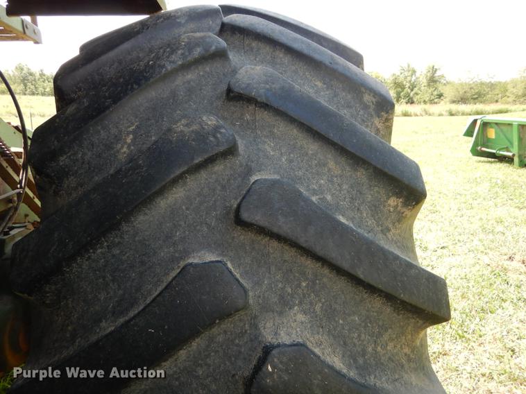 image for item DB8327 1980 John Deere 8820 combine