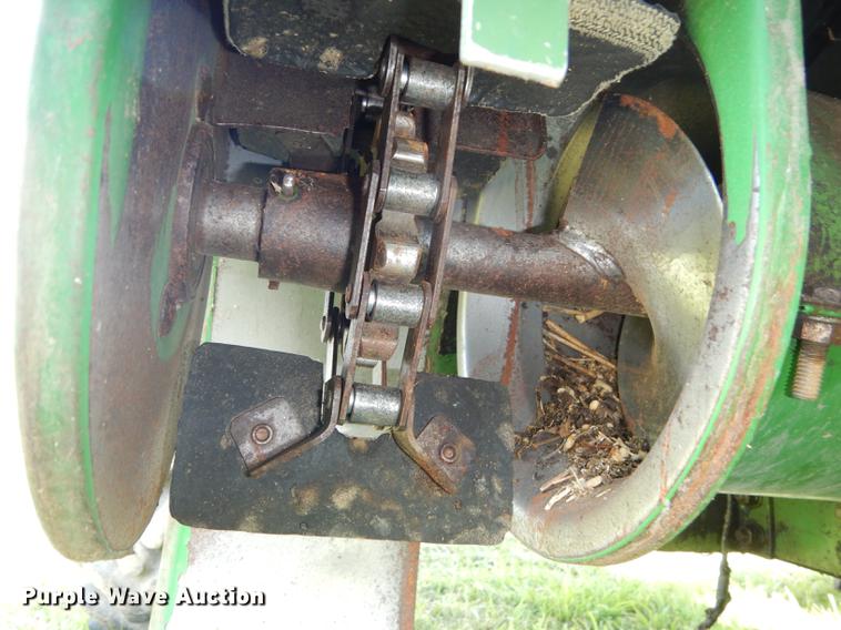 image for item DB8327 1980 John Deere 8820 combine