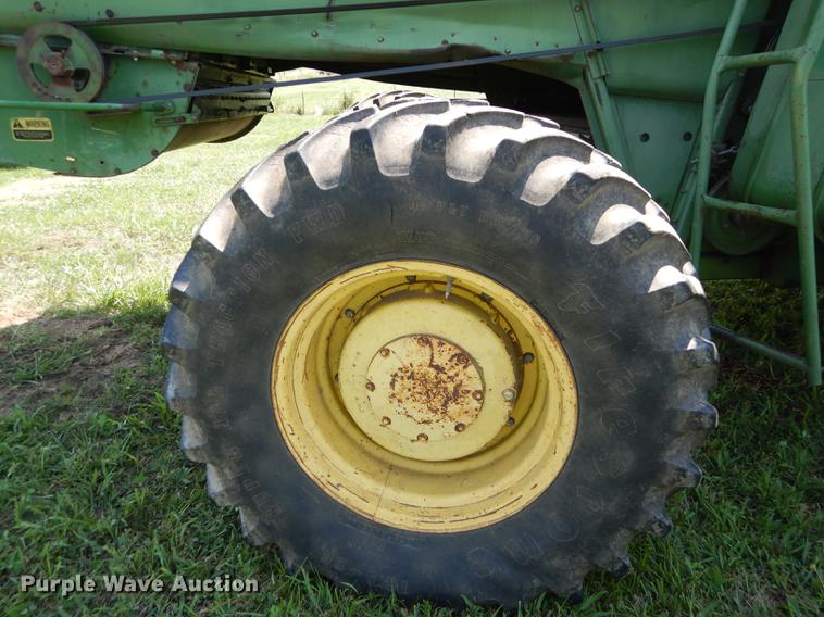 image for item DB8327 1980 John Deere 8820 combine