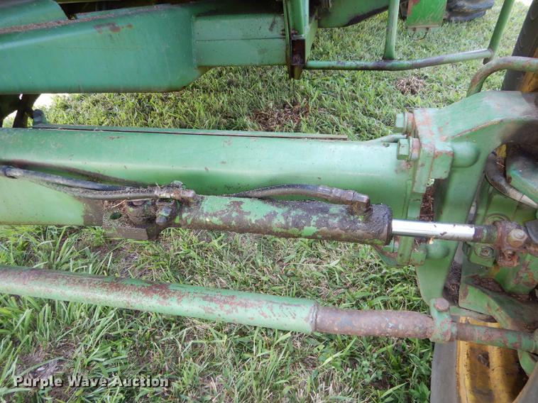 image for item DB8327 1980 John Deere 8820 combine