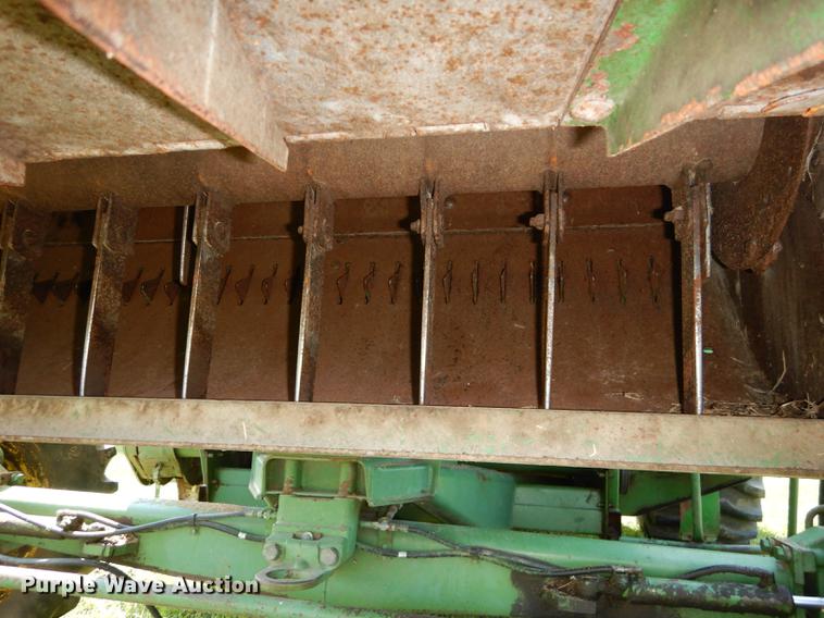 image for item DB8327 1980 John Deere 8820 combine
