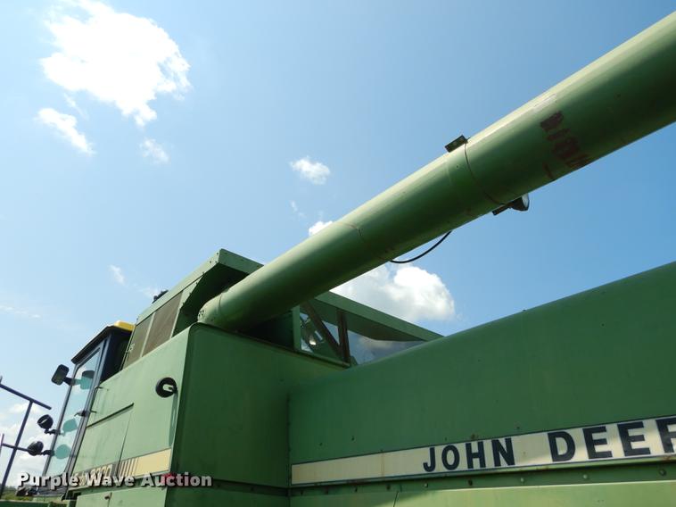 image for item DB8327 1980 John Deere 8820 combine