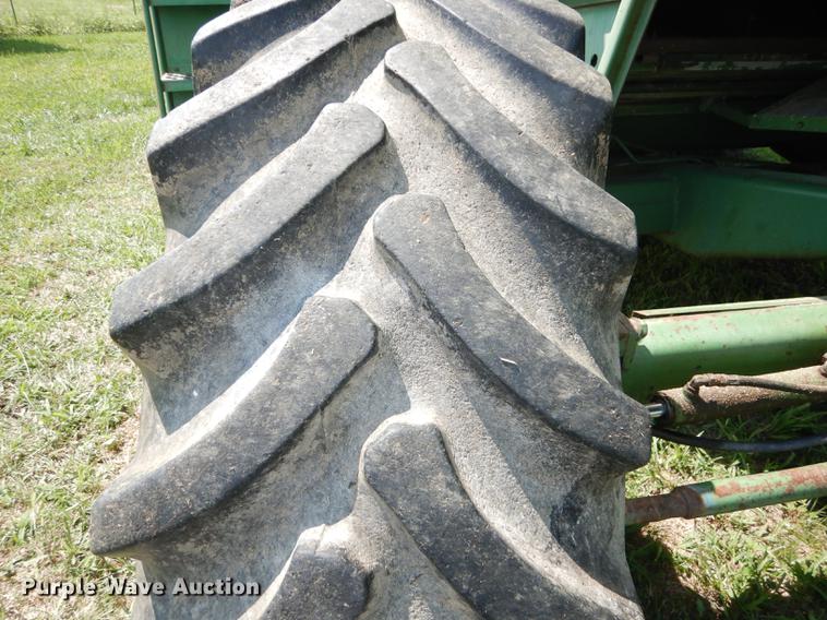 image for item DB8327 1980 John Deere 8820 combine