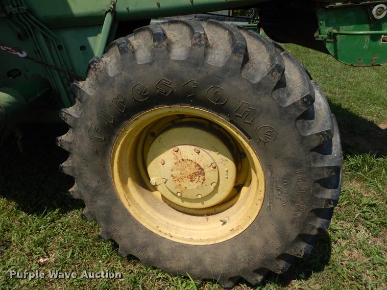 image for item DB8327 1980 John Deere 8820 combine