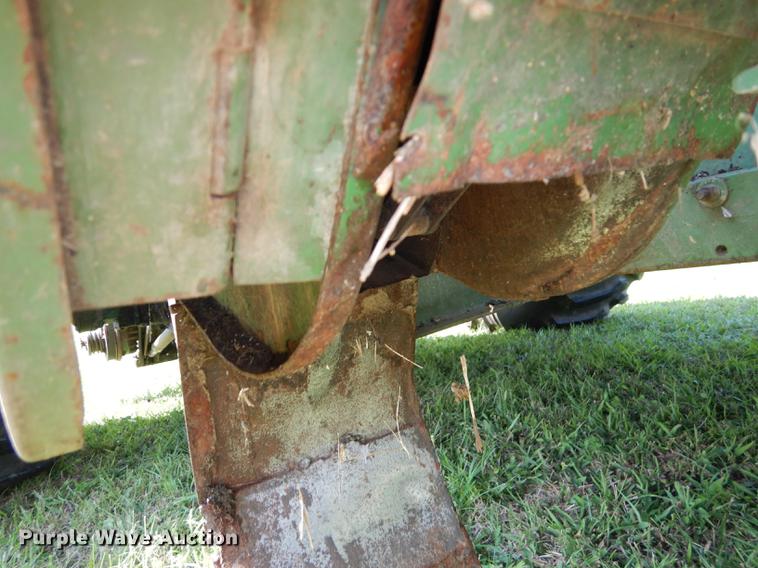 image for item DB8327 1980 John Deere 8820 combine