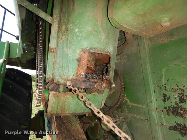 image for item DB8327 1980 John Deere 8820 combine