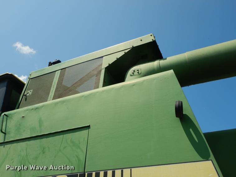 image for item DB8327 1980 John Deere 8820 combine