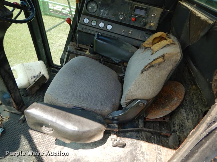 image for item DB8327 1980 John Deere 8820 combine