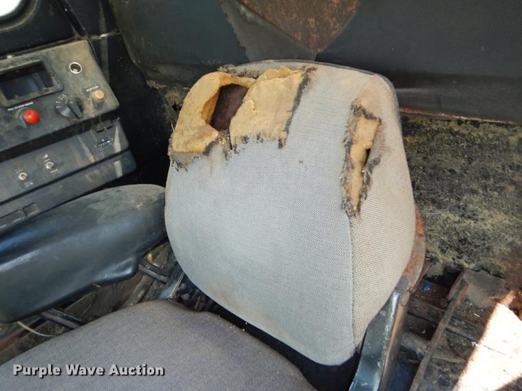 image for item DB8327 1980 John Deere 8820 combine