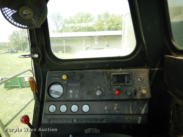 image for item DB8327 1980 John Deere 8820 combine